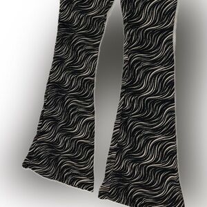 Topshop Flare leggings - Black and beige Wave Pattern - Size 4